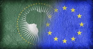 The African Union and the EU, flags painted on cracked concrete; Die Afrikanische Union und die EU, auf rissigen Beton gemalte Flaggen Bestellt am 07.07.2021 in einer KONZERN-Lizenz für ST-IB ID-1271 | Webbild für "Faire Migrationsaußenpolitik" D, EU, Afrikanische Union