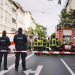 police scene in the city, Polizei, Feuerwehr und Rettungskräfte im Einsatz in der Stadt.