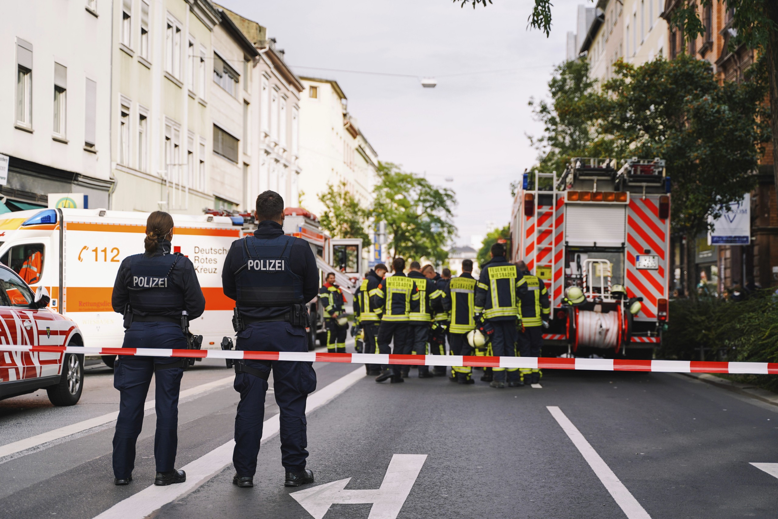 police scene in the city, Polizei, Feuerwehr und Rettungskräfte im Einsatz in der Stadt.