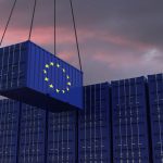 A freight container with the EU flag hangs in front of many blue stacked freight containers - concept trade - import and export - 3d illustration, Bestellt am 15.12.2023 in einer KONZERN-Lizenz für ST-CC, ID-2088 | Foto für GED Blog Souveränes Europa