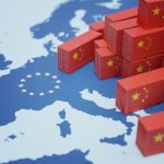 Chinese cargo containers on map of Europe. Import of chenese goods concept. 3D rendered illustration. Chinesische Frachtcontainer auf der Karte von Europa. Import von chinesischen Waren Konzept. 3D gerenderte Illustration.